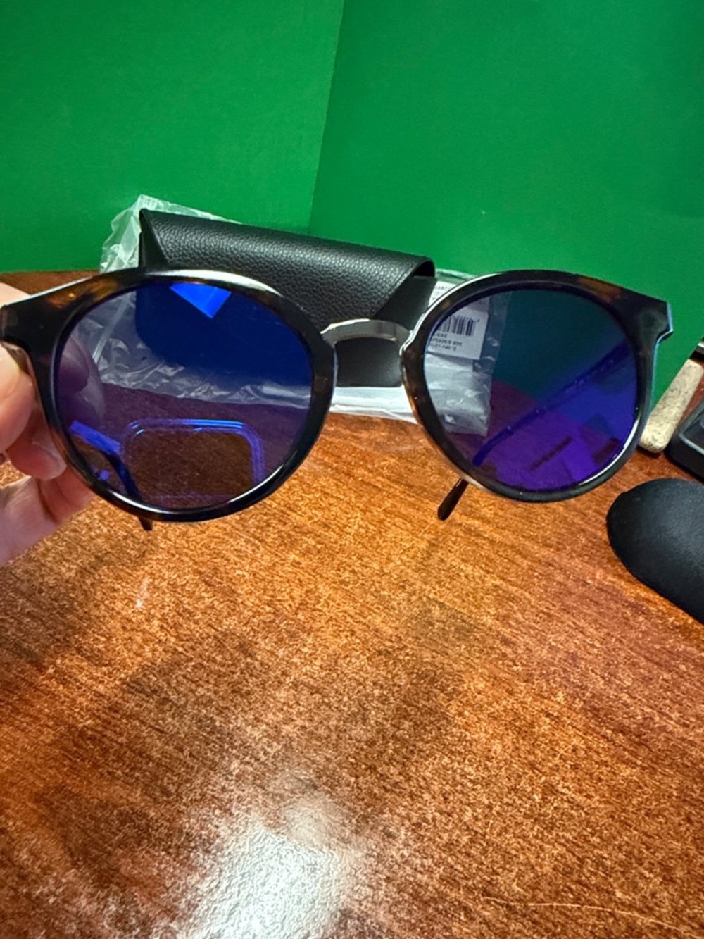 GUESS Tortoiseshell Round Sunglasses - Dark Blue Lenses - Picture 2 of 4
